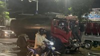 Tangki Tabrak Truk Pasir di Surabaya hingga Terseret, Sopir Terjepit