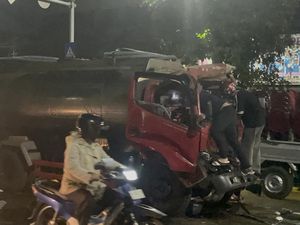 Tangki Tabrak Truk Pasir di Surabaya hingga Terseret, Sopir Terjepit