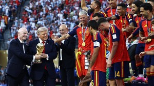 Trump Dicemooh saat Serahkan Trofi Piala Dunia