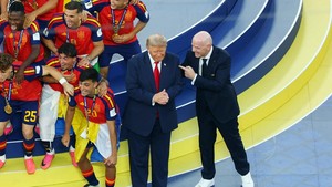 Meme Bertaburan, Sindir Trump Ikut Spanyol Angkat Trofi Pildun