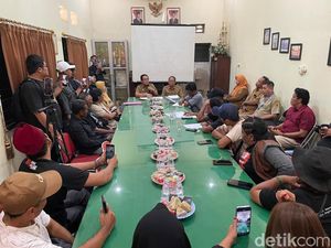 Warga Pati Geruduk DPU Protes Retribusi Bangunan di Tepi Irigasi Rp 840 Ribu