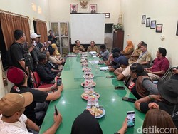 Warga Pati Geruduk DPU Protes Retribusi Bangunan di Tepi Irigasi Rp 840 Ribu