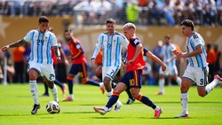 Olmo Sengat Argentina: Spanyol Lebih Berkelas di Dalam dan Luar Lapangan
