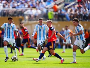 Olmo Sengat Argentina: Spanyol Lebih Berkelas di Dalam dan Luar Lapangan