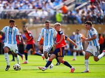 Olmo Sengat Argentina: Spanyol Lebih Berkelas di Dalam dan Luar Lapangan