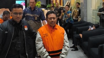 Potret Bupati Lombok Barat Lalu Ahmad Pakai Rompi Oranye Khas Tersangka KPK
