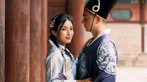Gaya Tiffany Soetanto-Chef Arnold Pakai Hanbok Saat Musim Panas di Seoul