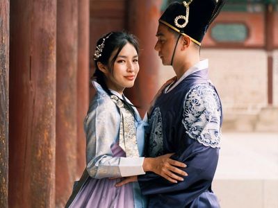Gaya Tiffany Soetanto-Chef Arnold Pakai Hanbok Saat Musim Panas di Seoul