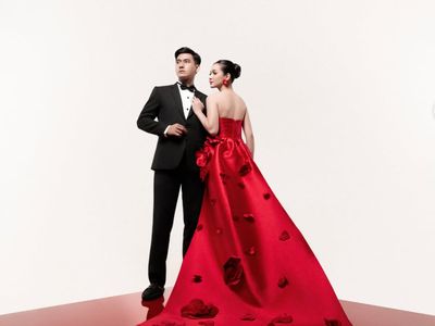 7 Potret Prewedding Dea Annisa, Memukau Dengan Gaun Merah Berhias Bunga 3D