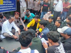 Demo Desak Tangkap Febrie di Kajati Jatim, Massa Ancam Aksi Lebih Besar