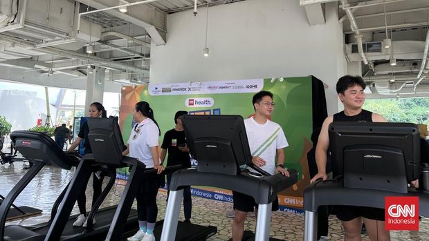 Hybrid Race Jadi Ajang Coba Kemampuan, Peserta: Lagi Happening Hybrid Race menjadi salah satu aktivitas yang paling menyita perhatian pada hari pertama CNN Indonesia Wellnest Festival Vol. 2 di South Quarter Dome, Cilandak, Jakarta Selatan, Selasa (21/7).