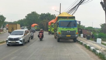 Polisi Tertibkan Truk Tanah Parkir Sembarangan di Jalan Raya Cikande