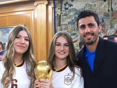 Cantiknya Calon Ratu Spanyol Sambut Lamine Yamal di Istana Pakai Jersey