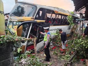 Sopir Ngantuk, Bus Tabrak dan Seret Motor di Jalan Denpasar-Gilimanuk