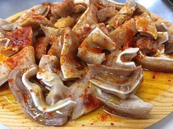 Spanyol Punya 5 Makanan Ekstrem, dari Telinga Babi hingga Sosis Darah