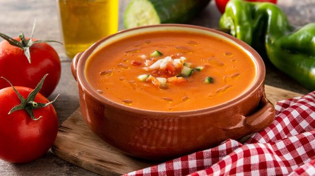 Makanan Spanyol Gazpacho Gazpacho soup in crock pot and ingredient on wooden table