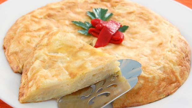 Makanan Spanyol Tortila espanola Traditional Spanish potato omelet garnished with piquillo peppers.More images from this series: