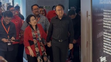 Digandeng Prananda Prabowo, Megawati Keliling Pameran Arsip Foto Kudatuli