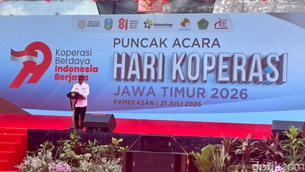 Menkop-Gubernur Jatim Serahkan Penghargaan Tokoh Koperasi