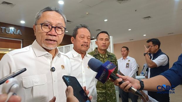 Menteri Koordinator Bidang Pangan Zulkifli Hasan, berbareng Menteri Kelautan dan Perikanan Sakti Wahyu Trenggono saat ditemui usai Rakortas di Kantor Pusat KKP, Jakarta, Selasa (21/7/2026). (CNBC Indonesia/Martyasari Rizky)