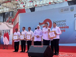 9 Kepala Daerah di Jatim Terima Penghargaan Tokoh Koperasi dari Menkop
