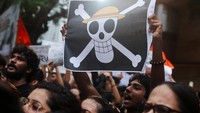 Momen Bendera One Piece Berkibar di Kolkata India