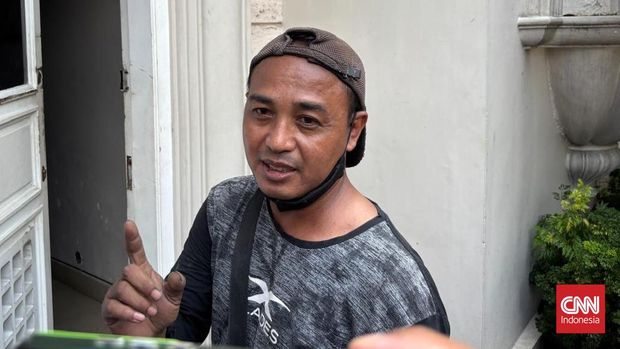 Pekerja Sempat Dengar Teriakan Minta Tolong dari Dalam Rumah Grand Polonia yang Meledak Ledakan hebat yang menghancurkan rumah mewah di Grand Polonia Medan, Kecamatan Medan Polonia, Kota Medan, masih menyisakan cerita dari para saksi mata yang berada di lokasi saat kejadian.Salah satunya Danu (43), seorang pekerja bangunan yang sedang berada tidak jauh dari lokasi ledakan. Ia mengaku sempat menyelamatkan seorang pengemudi mobil Lexus yang menjadi korban saat ledakan terjadi pada Senin (20/7/2026) sore.