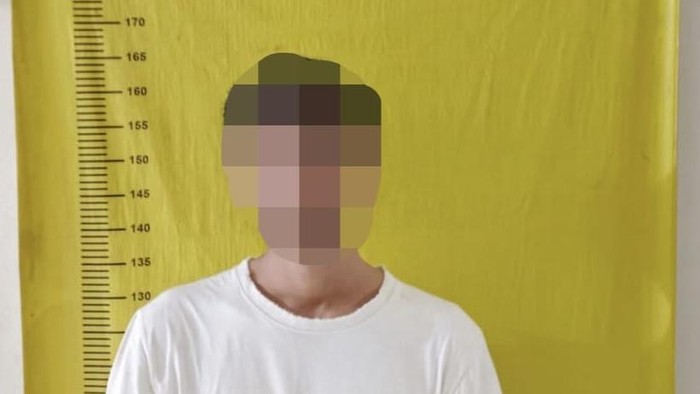 Pengedar Narkoba di Tangerang Ditangkap, Sabu Diumpetin di Plafon Polisi menangkap seorang pemuda berinisial AS alias E (26) yang diduga sebagai pengedar narkoba di wilayah Sepatan. (Dok. Istimewa).