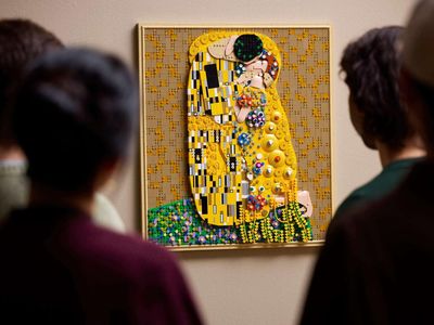 Tampilan Lukisan Ikonik The Kiss Gustav Klimt Jadi LEGO