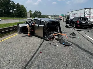 Kecelakaan Horor! Tesla Cybertruck sampai Terbelah Dua