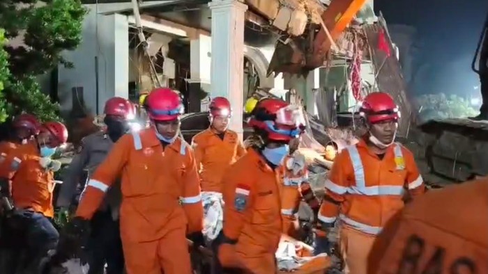 Tim SAR gabungan saat mengevakuasi korban. (Foto: dok. Kantor Pencarian dan Pertolongan Kelas A Medan ) Tim SAR gabungan saat mengevakuasi korban. (Foto: dok. Kantor Pencarian dan Pertolongan Kelas A Medan )
