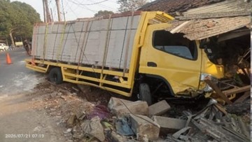 Truk Seruduk Rumah Warga di Bogor hingga Rusak