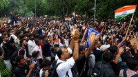 Aksi Partai Kecoak Turun ke Jalan Tuntut Menteri India Mundur