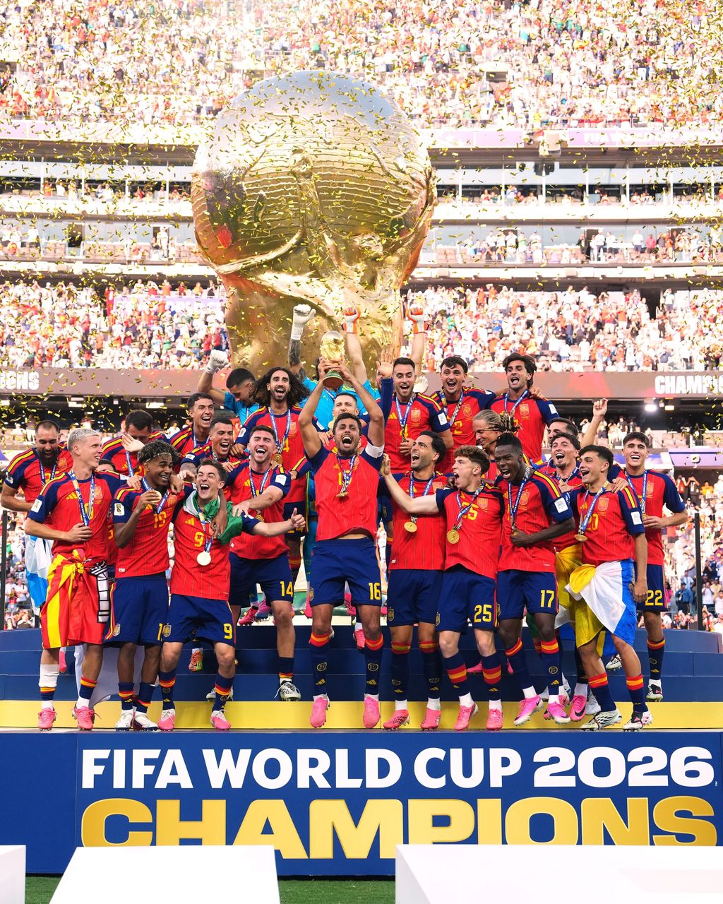 Netizen menduga bahwa sosok presiden Amerika Serikat (AS) Donald Trump telah dicrop atau dihapus dari foto yang diunggah oleh FIFA dan timnas Spanyol.