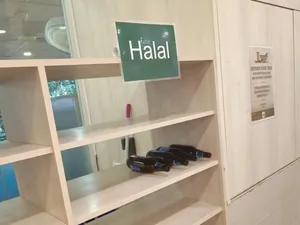 Bikin Geram! Bekas Botol Bir Ditinggal di Rak Alat Makan Halal