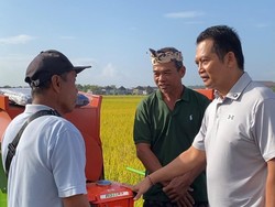 Bupati Kembang Serahkan Bantuan Mesin Perontok Padi untuk 7 Subak