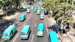 Ratusan Sopir Angkot Unjuk Rasa di Kantor Dishub Jatim