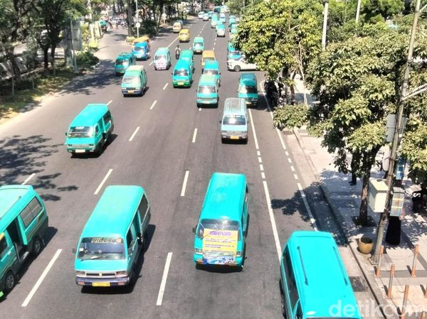 Ratusan Sopir Angkot Unjuk Rasa di Kantor Dishub Jatim