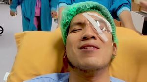 Akhirnya Desta Jalani Operasi Sedot Darah Beku di Lensa Mata
