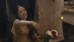 Uhuy! Dinar Candy Dapat Lemparan Bunga Pengantin dari Nathalie Holscher