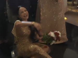 Uhuy! Dinar Candy Dapat Lemparan Bunga Pengantin dari Nathalie Holscher