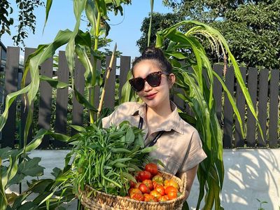Seru! Eriska Nakesya Bagikan Momen Berkebun Panen Labu hingga Kangkung