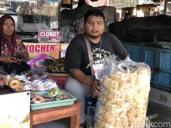 Menanti Solusi Pemkot untuk Gilang Difabel Penjual Rambak di Pasar Ngasem