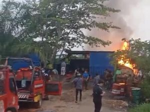 Gudang BBM di Depan Tugu Khatulistiwa Terbakar, 20 Unit Damkar Dikerahkan