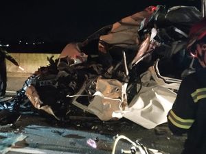Penampakan Hiace Tabrak Truk di Tol Pandaan yang Tewaskan 3 Orang