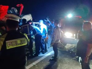 Hiace Tabrak Truk di Km 76 Tol Pandaan-Malang Rombongan Asal Makassar