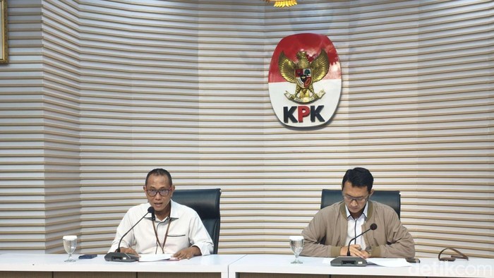 KPK Ungkap Selisih SGD 2 Ribu di Amplop Bupati Kuansing untuk Menhut Plt Direktur Penyidikan KPK Achmad Taufik Husein dan Jubir KPK Budi Prasetyo