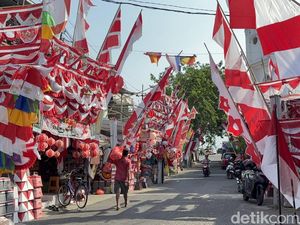 Jelang HUT RI, Pedagang Bendera Merah Putih Mulai Marak di Surabaya