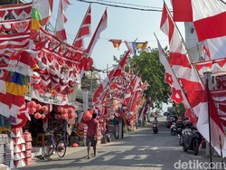 Jelang HUT RI, Pedagang Bendera Merah Putih Mulai Marak di Surabaya