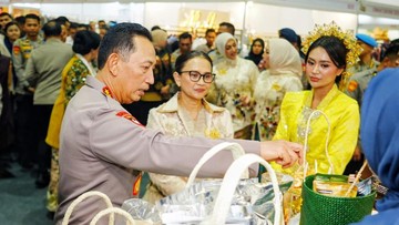 Kapolri Tinjau Bazar Kreasi Bhayangkari Nusantara di JCC Senayan